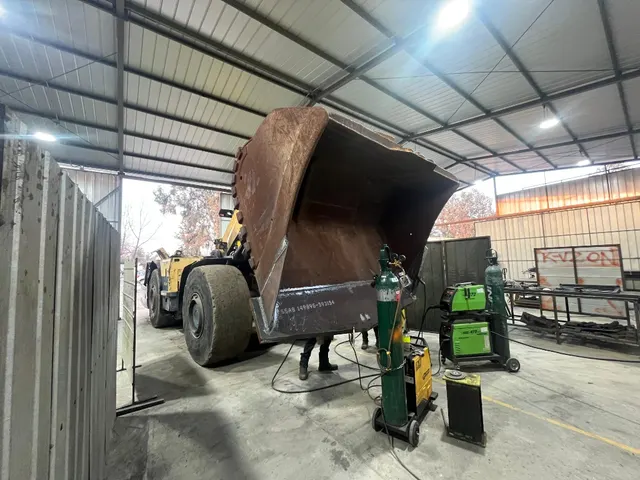 Reparación de un balde LHD en el taller